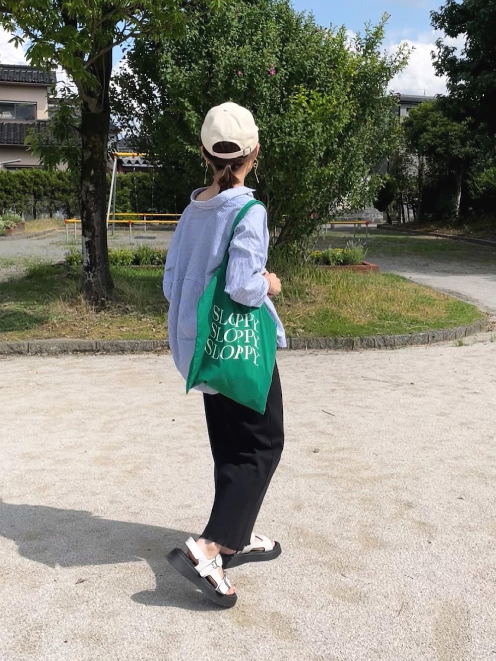 ブラック系のワンピース、ブルー系のシャツ/ブラウス、グリーン系のトートバッグを着用したレディースの夏コーディネートの3枚目の写真