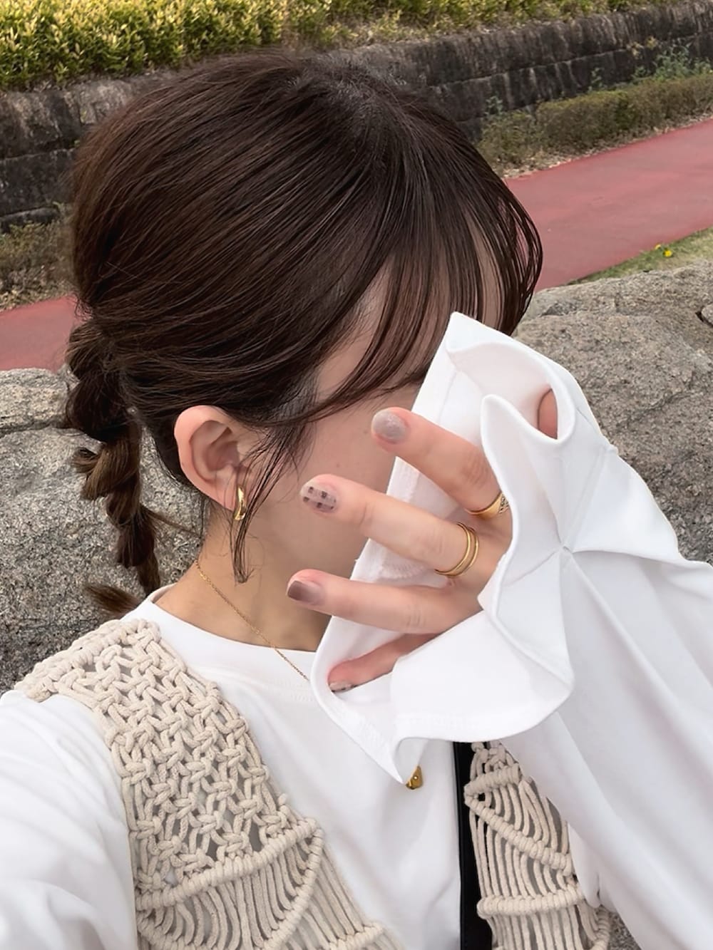 ホワイト系のTシャツ/カットソー、その他のベスト、ブラック系のショルダーバッグを着用したレディースの春コーディネートの3枚目の写真