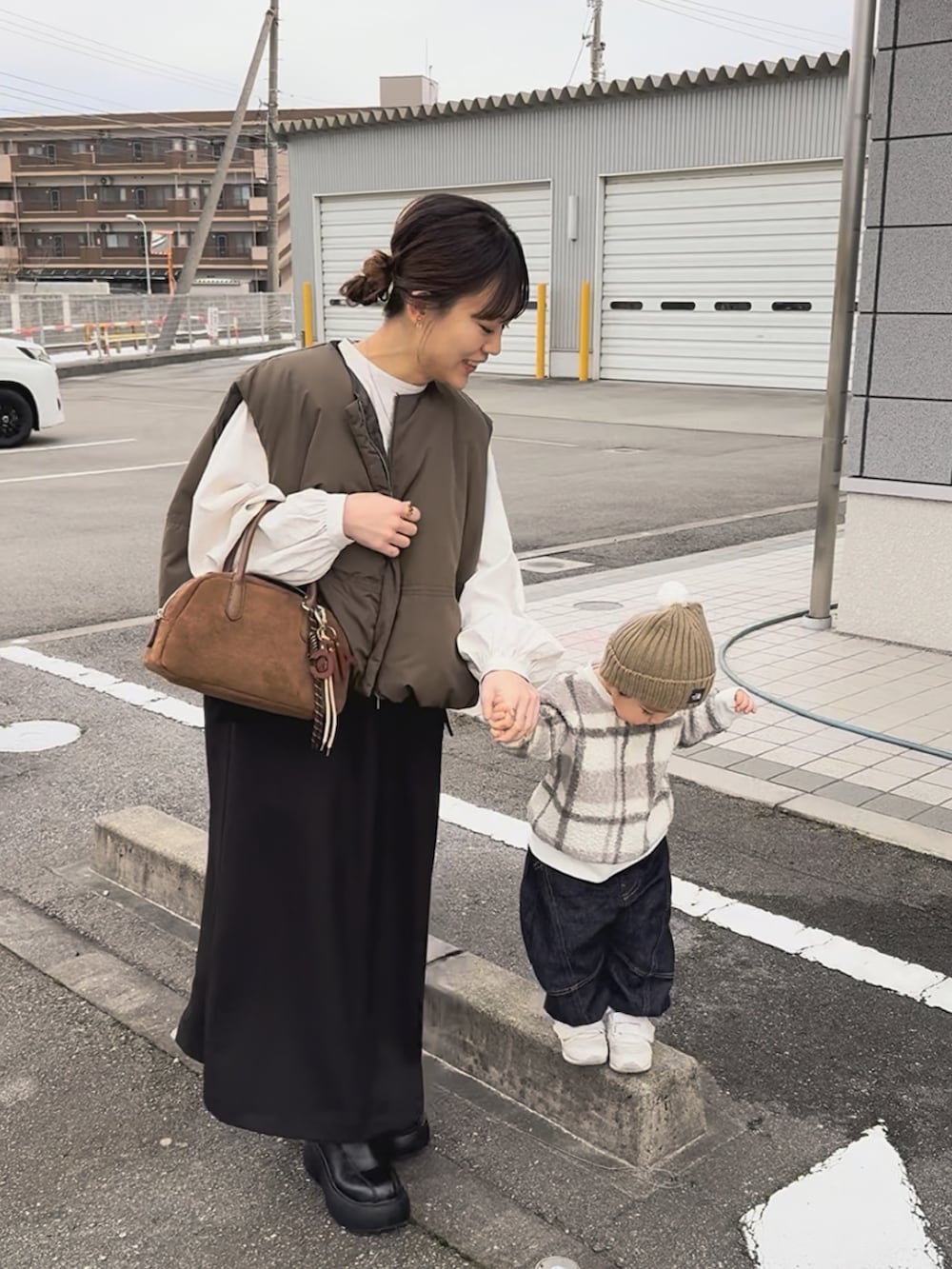 ブラック系のワンピース、ブラック系のシューズを着用したレディースの春コーディネートの3枚目の写真