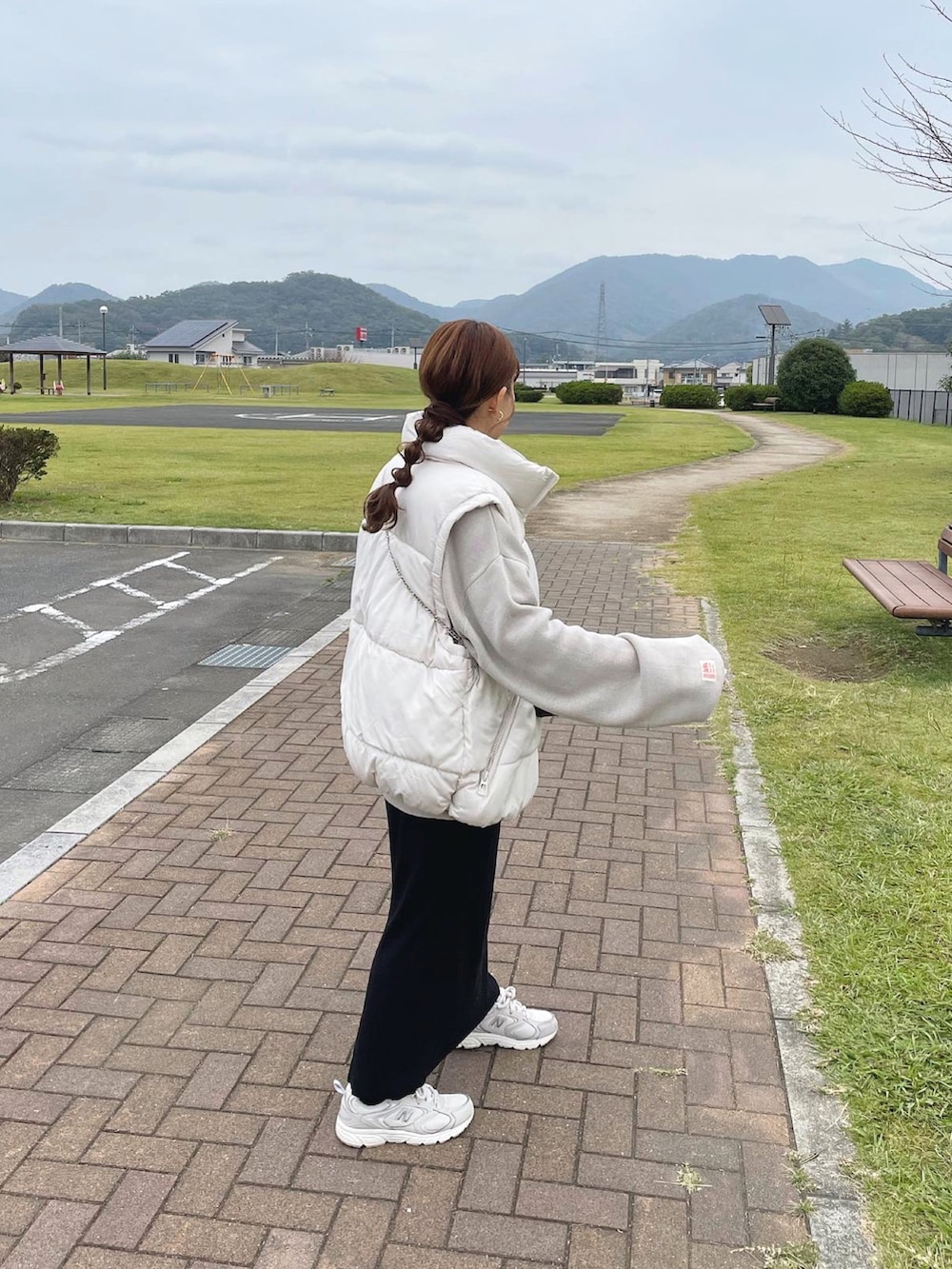 ベージュ系のニット/セーター、ホワイト系のニット/セーター、ブラック系のショルダーバッグを着用したレディースの冬コーディネートの3枚目の写真