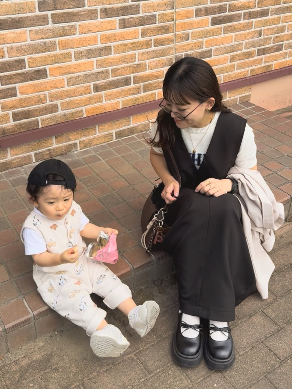 ベージュ系のテーラードジャケット、ブラック系のワンピース、ホワイト系のニット/セーターを着用したレディースの秋コーディネートの5枚目の写真