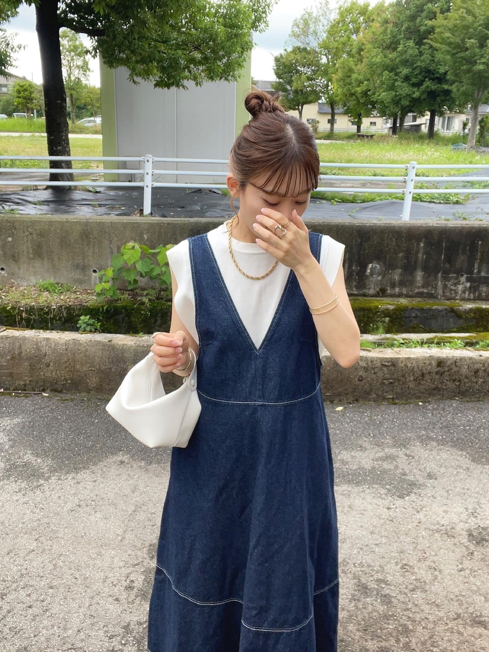 ブルー系のワンピース/ドレス、ホワイト系のハンドバッグ、ブラック系のサンダルを着用したレディースの夏コーディネートの4枚目の写真