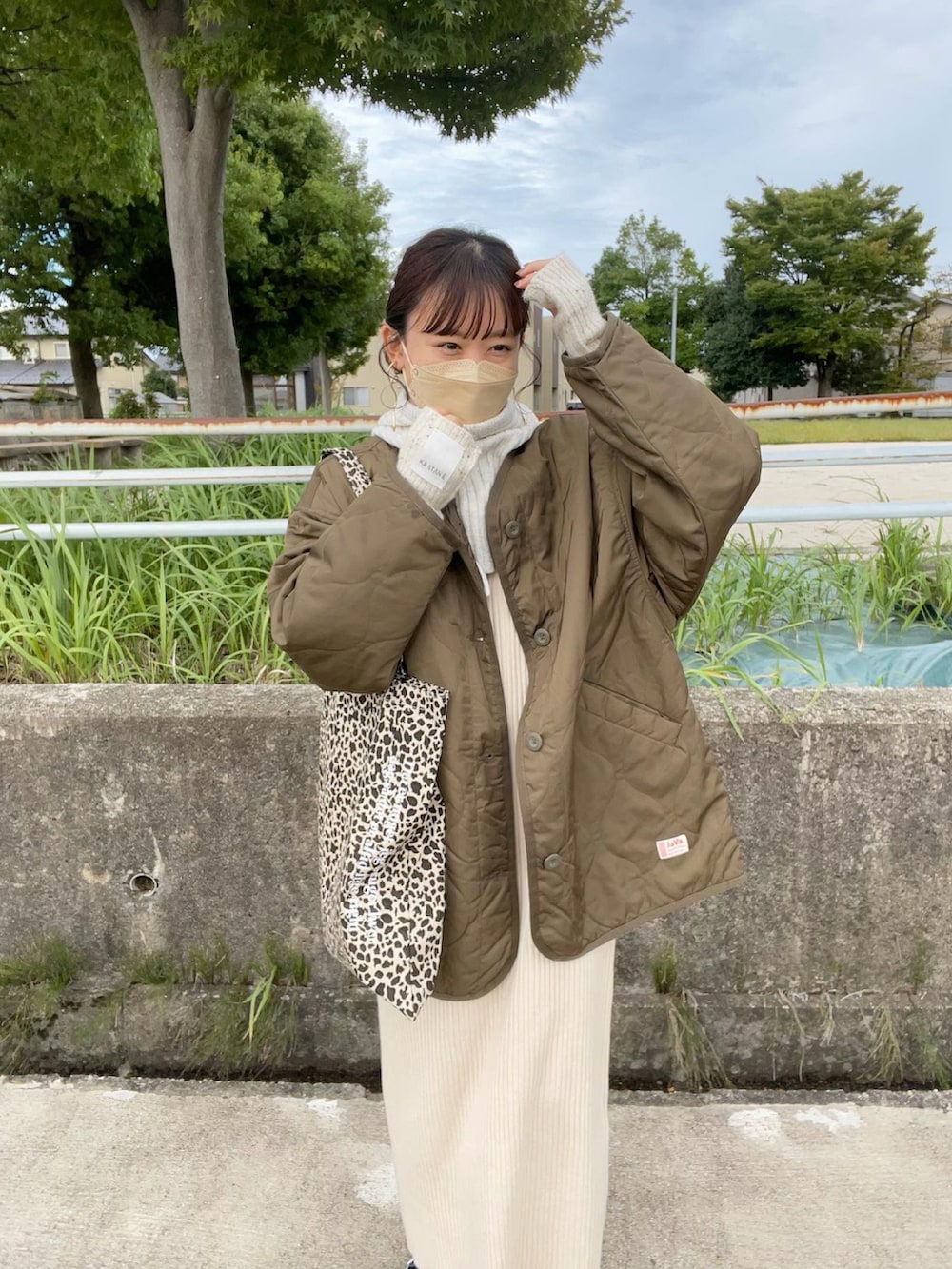 ブラウン系のノーカラージャケット、その他のトートバッグ、ホワイト系のワンピースを着用したレディースの冬コーディネートの5枚目の写真