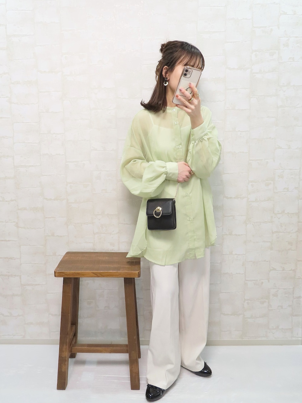 グリーン系のシャツ/ブラウス、ホワイト系のその他パンツ、ブラック系のショルダーバッグを着用したレディースの春コーディネートの3枚目の写真