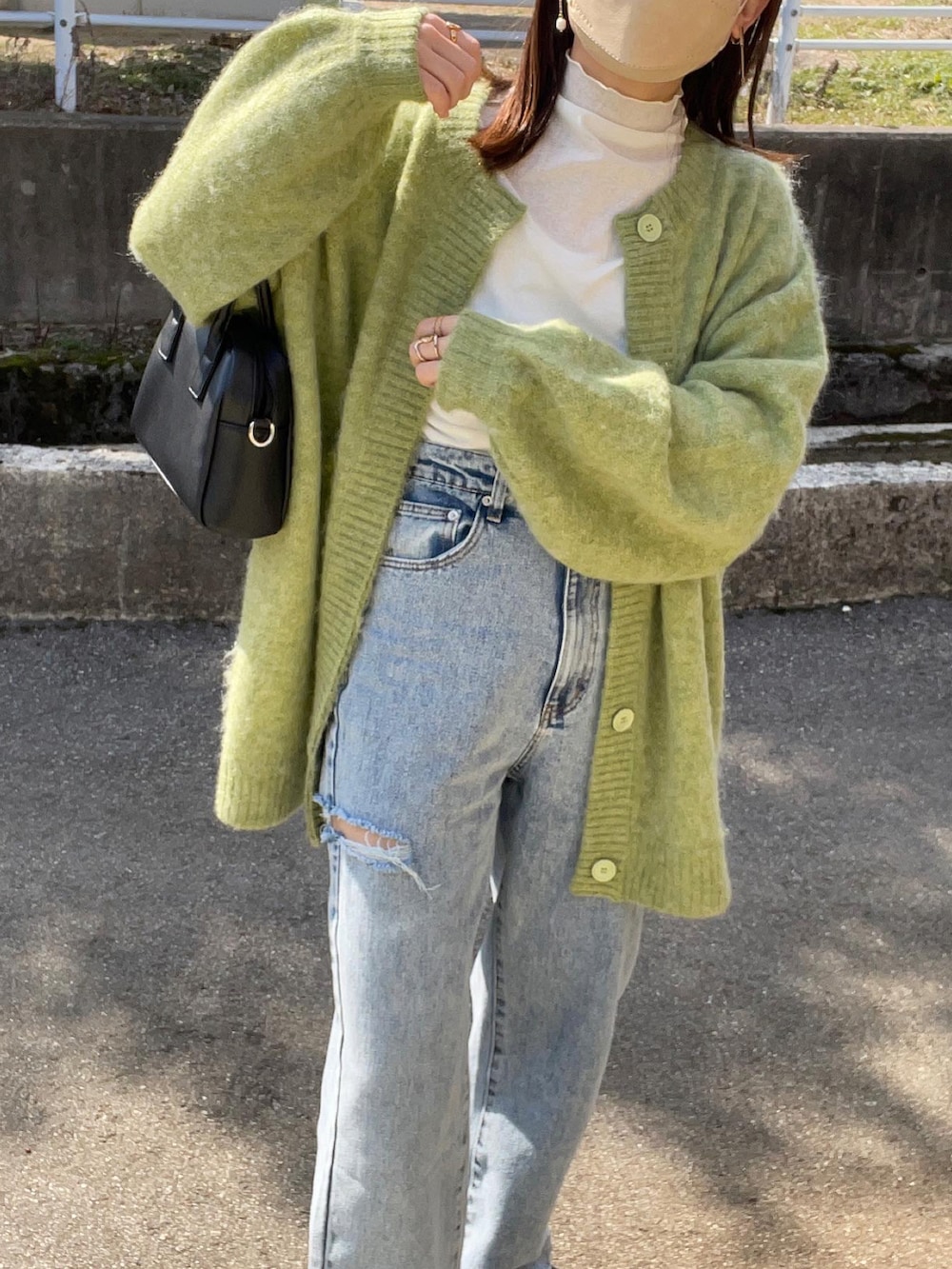 グリーン系のカーディガン/ボレロ、ホワイト系のTシャツ/カットソー、その他のデニムパンツを着用したレディースの春コーディネートの2枚目の写真