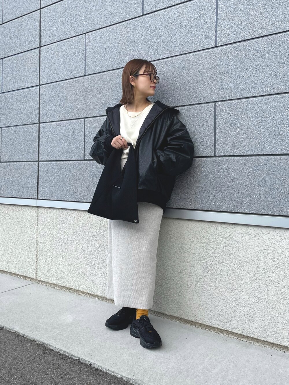 ブラック系のブルゾン、ブラック系のスニーカー、ベージュ系のマタニティウェア/グッズを着用したレディースの秋コーディネートの5枚目の写真