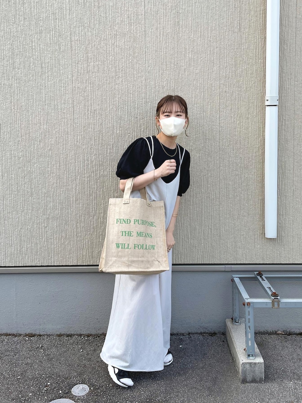 ブラック系のTシャツ/カットソー、ベージュ系のワンピース、グリーン系のバッグを着用したレディースの春コーディネートの5枚目の写真