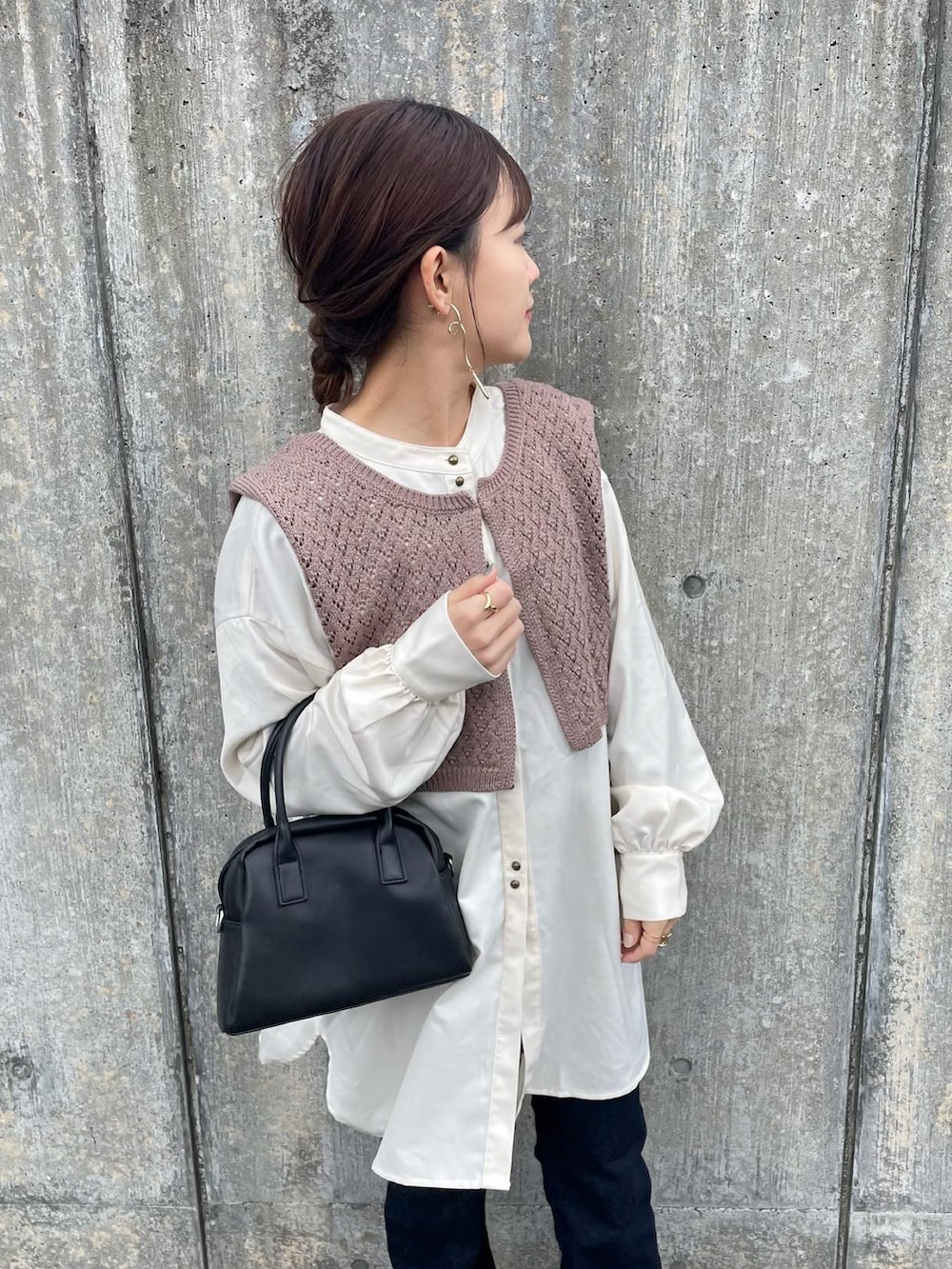 ブラウン系のベスト、ベージュ系のシャツ/ブラウス、ブルー系のデニムパンツを着用したレディースの冬コーディネートの2枚目の写真