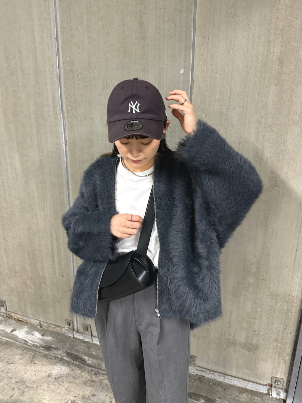 グレー系のカーディガン/ボレロ、ホワイト系のトップス、グレー系のその他パンツを着用したレディースの秋コーディネートの2枚目の写真