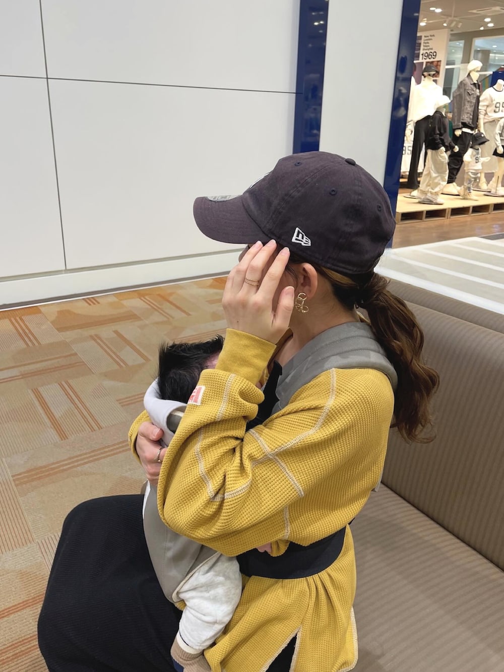 「カラーコーデ、春色、春コーデ、春のおしゃ見えテクニック、春服みてみて、キャップ、スニーカー、シンブルコーデ、お出かけコーデ、休日スタイル、プチプラ、大人カジュアル、春ファッション、レディースファッション、ストリート」｜「Javaの《JaVaジャバ 別注》シンプルなのに格上げ。2way配色ワッフルロンTee（Tシャツ/カットソー、イエロー系）」を使った、chicchimoさん（骨格ナチュラル・レディース・152cm）の春コーディネートの5枚目の写真