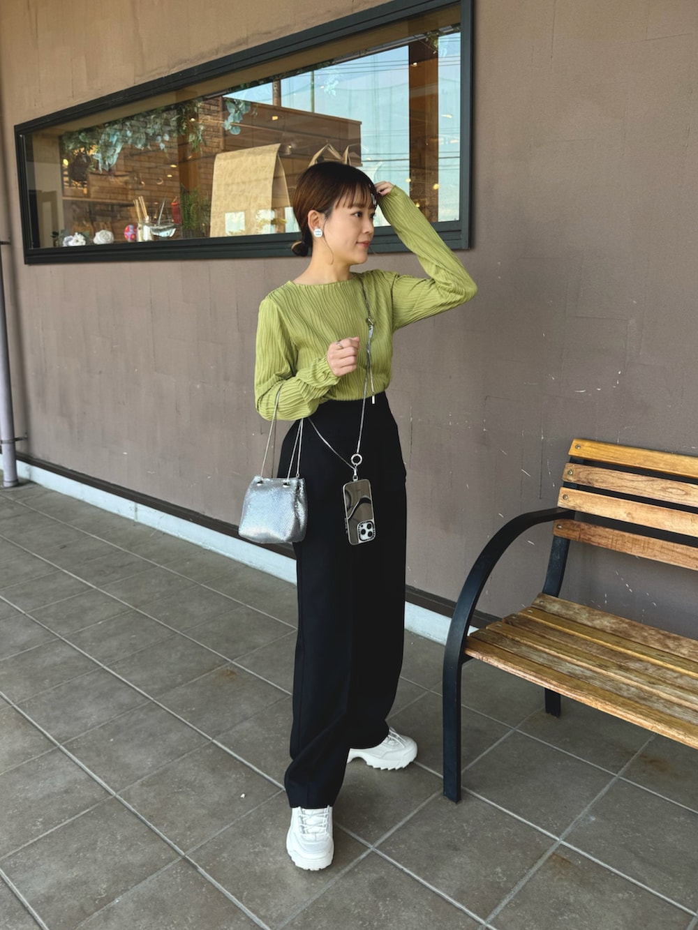 「プチプラ、モノトーン、グリーンコーデ、夏ファッション、スニーカーコーデ、オトナカジュアル、大人ファッション、休日スタイル、レイヤードスタイル、レイヤードパンツ、厚底シューズ、春服、ラクチンコーデ、シアートップス、シルバー」｜「ap retroのウェーブストライプメロウプルオーバー　/　長袖　/  ロンT（Tシャツ/カットソー、グリーン系）」を使った、chicchimoさん（骨格ナチュラル・レディース・152cm）の夏コーディネートの5枚目の写真