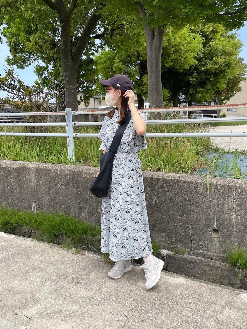 「ワンピース、ショルダーバッグ、初夏コーデ、白スニーカー、キャップ、夏コーデ、シンプルコーデ、花柄ワンピース、休日スタイル、プチプラ、厚底シューズ、きれいめカジュアル、ブルーコーデ、カジュアルガーリー、韓国ファッション」｜「mily biletの【mily bilet】春の大人ガーリー。花柄フレア袖ワンピース（ワンピース、ブルー系）」を使った、chicchimoさん（骨格ナチュラル・レディース・152cm）の夏コーディネートの5枚目の写真