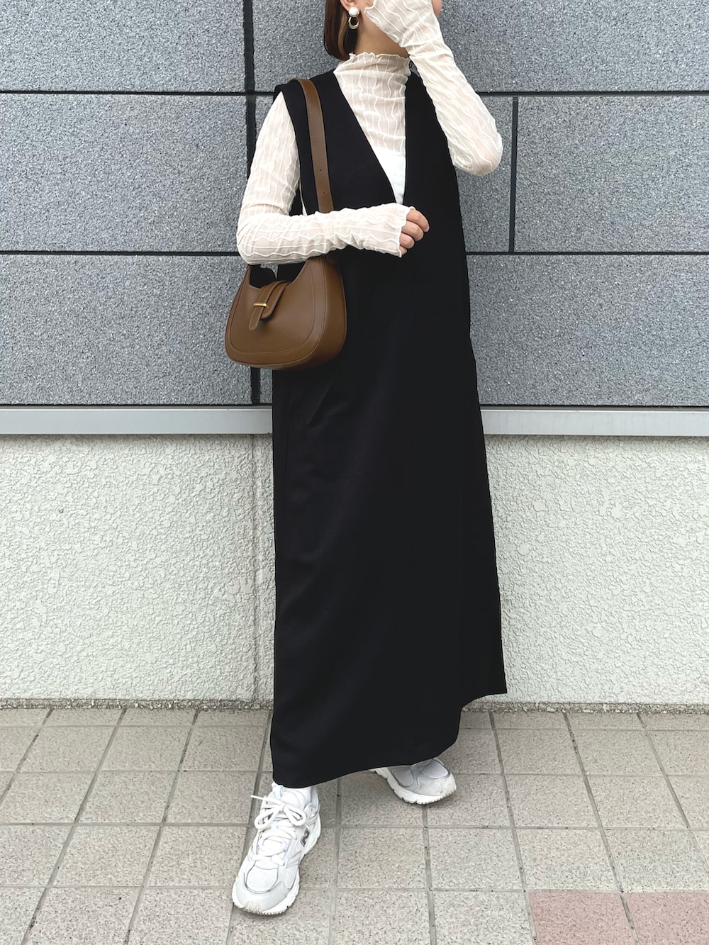 ブラック系のワンピース、ホワイト系のTシャツ/カットソー、ブラウン系のバッグを着用したレディースの夏コーディネートの3枚目の写真