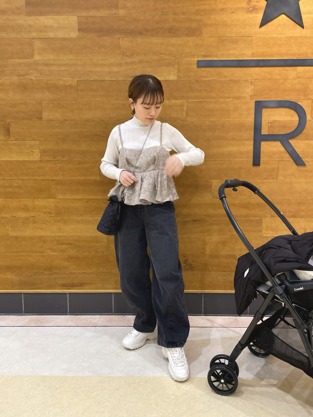 「韓国ファッション、ストリート、淡色コーデ、ビスチェ、お出かけコーデ、休日スタイル、デニム、大人カジュアル、春色、スニーカー、レイヤードスタイル、春ファッション、パンツスタイル、デニムコーデ、春のNewスタイル」｜「Rodeo Crownsのアイテム（デニムパンツ、ブラック系）」を使った、chicchimoさん（骨格ナチュラル・レディース・152cm）の春コーディネートの5枚目の写真