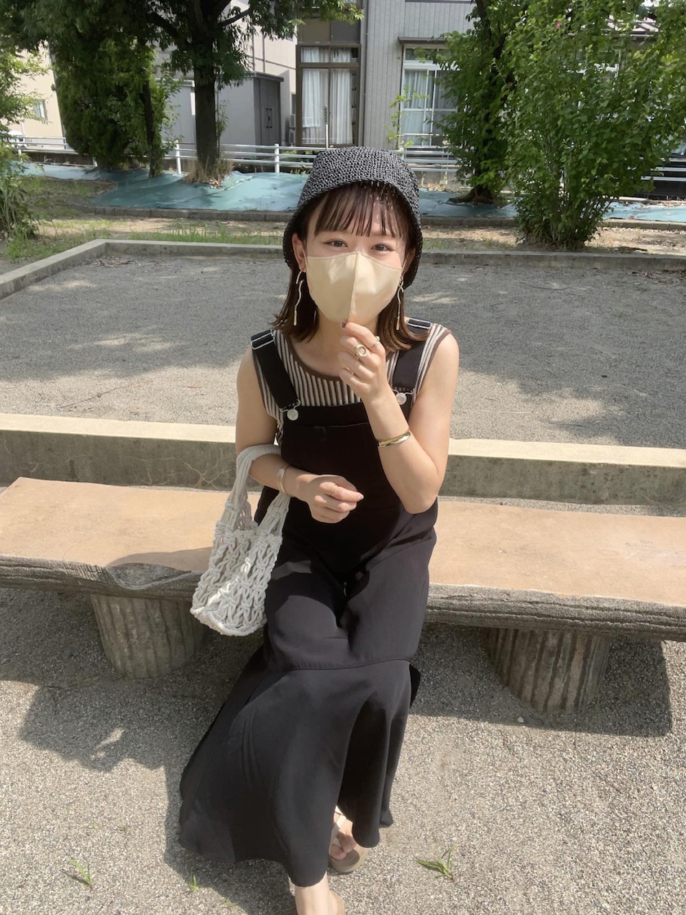 「プチプラ、しまむら、夏コーデ、ノースリーブ、ジャンパースカート、ロングワンピース、シンプルコーデ、マーメイドスカート、バケットハット、モノトーン、ストリート、モード、ハンドバッグ、大人カジュアル、麦わら帽子」｜「しまむらのアイテム（タンクトップ、ブラウン系）」を使った、chicchimoさん（レディース・152cm）の夏コーディネートの4枚目の写真