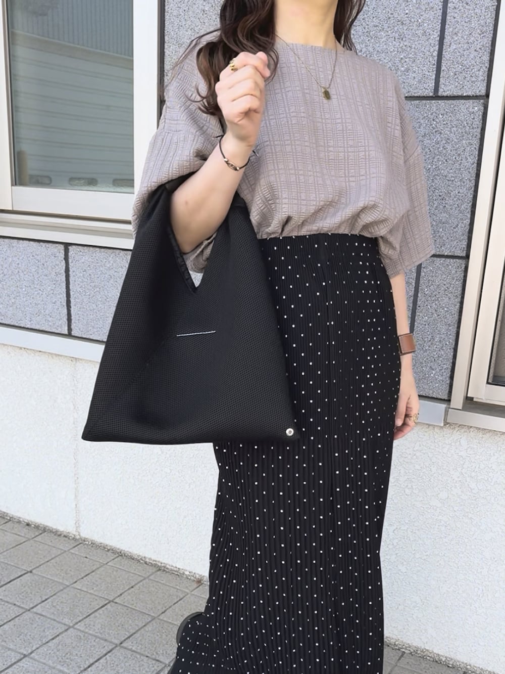 その他のスカート、ベージュ系のTシャツ/カットソー、ブラック系のトートバッグを着用したレディースの夏コーディネートの2枚目の写真