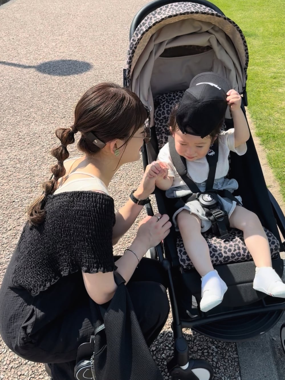 ブラック系のつなぎ/オールインワン、ブラック系のサンダル、ブラック系のトートバッグを着用したレディースの夏コーディネートの3枚目の写真