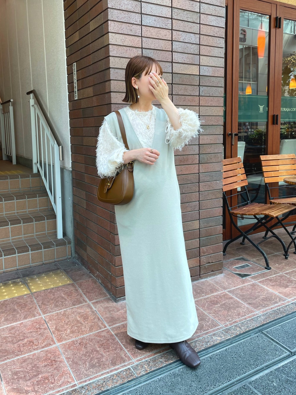 ホワイト系のシャツ/ブラウス、ベージュ系のワンピース、ブラウン系のバッグを着用したレディースの秋コーディネートの5枚目の写真