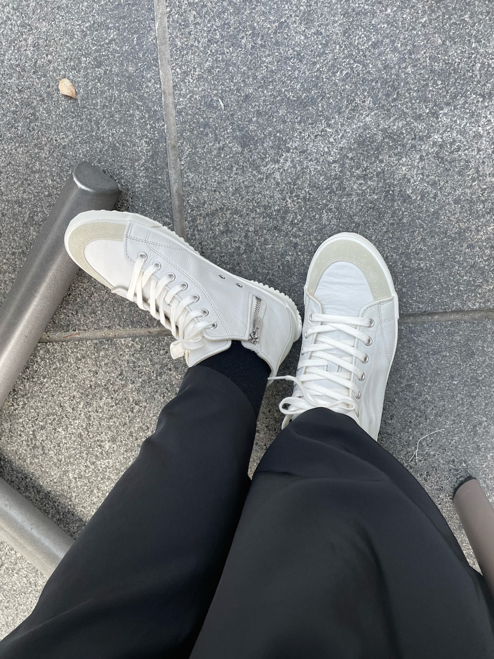 ブラック系のテーラードジャケット、ブラック系のワンピース、ブラック系のショルダーバッグを着用したレディースの春コーディネートの4枚目の写真