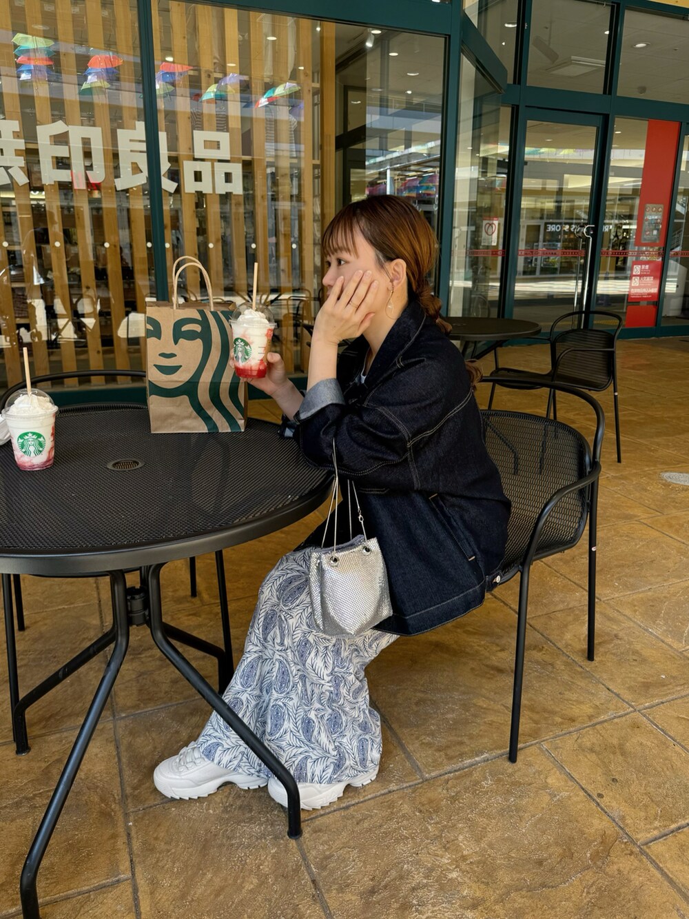 その他のその他パンツ、ブルー系のデニムジャケット、シルバー系のバッグを着用したレディースの春コーディネートの5枚目の写真