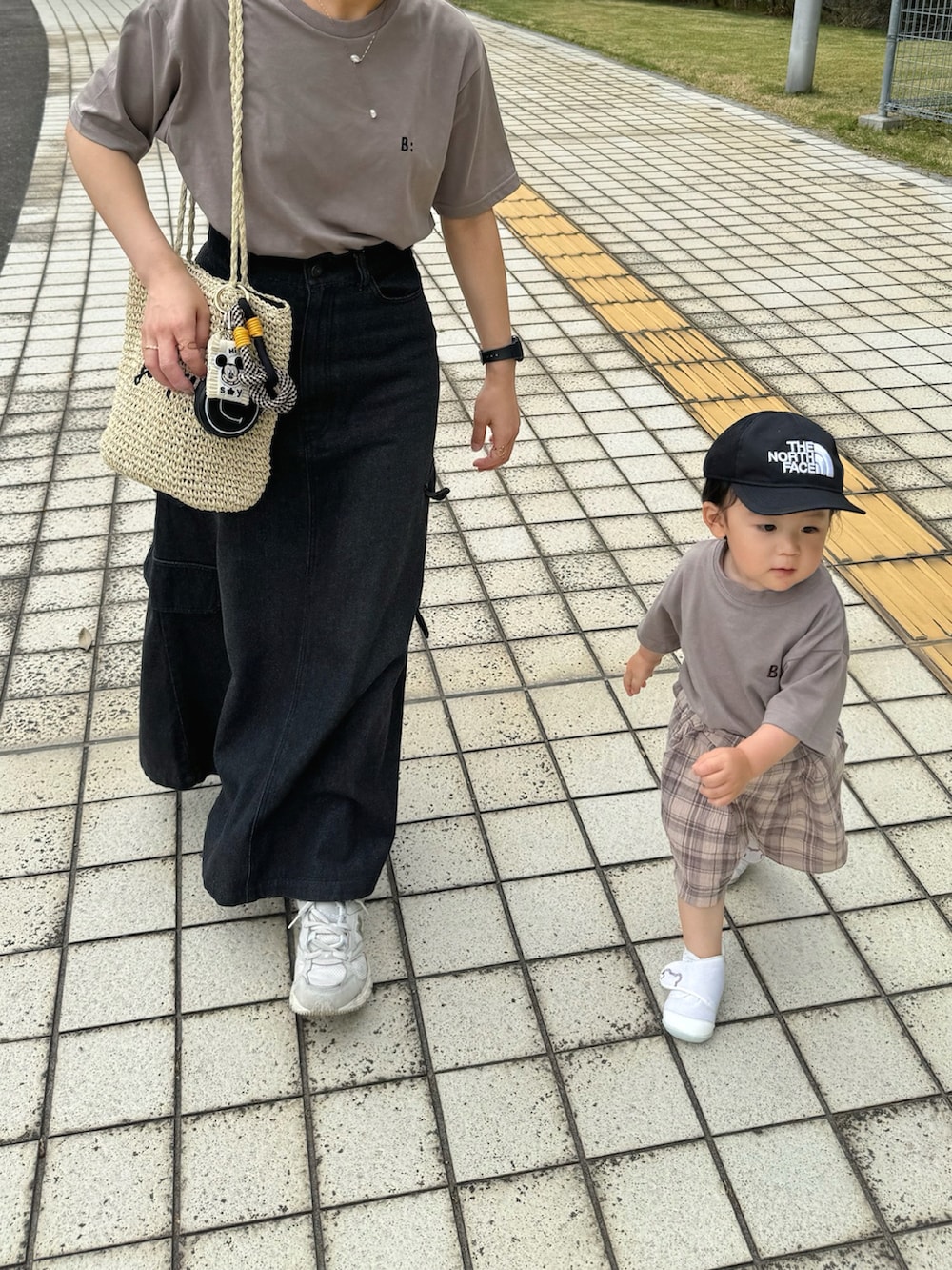 ブラウン系のTシャツ/カットソー、ホワイト系のTシャツ/カットソー、ブラウン系のTシャツ/カットソーを着用したレディースの夏コーディネートの2枚目の写真