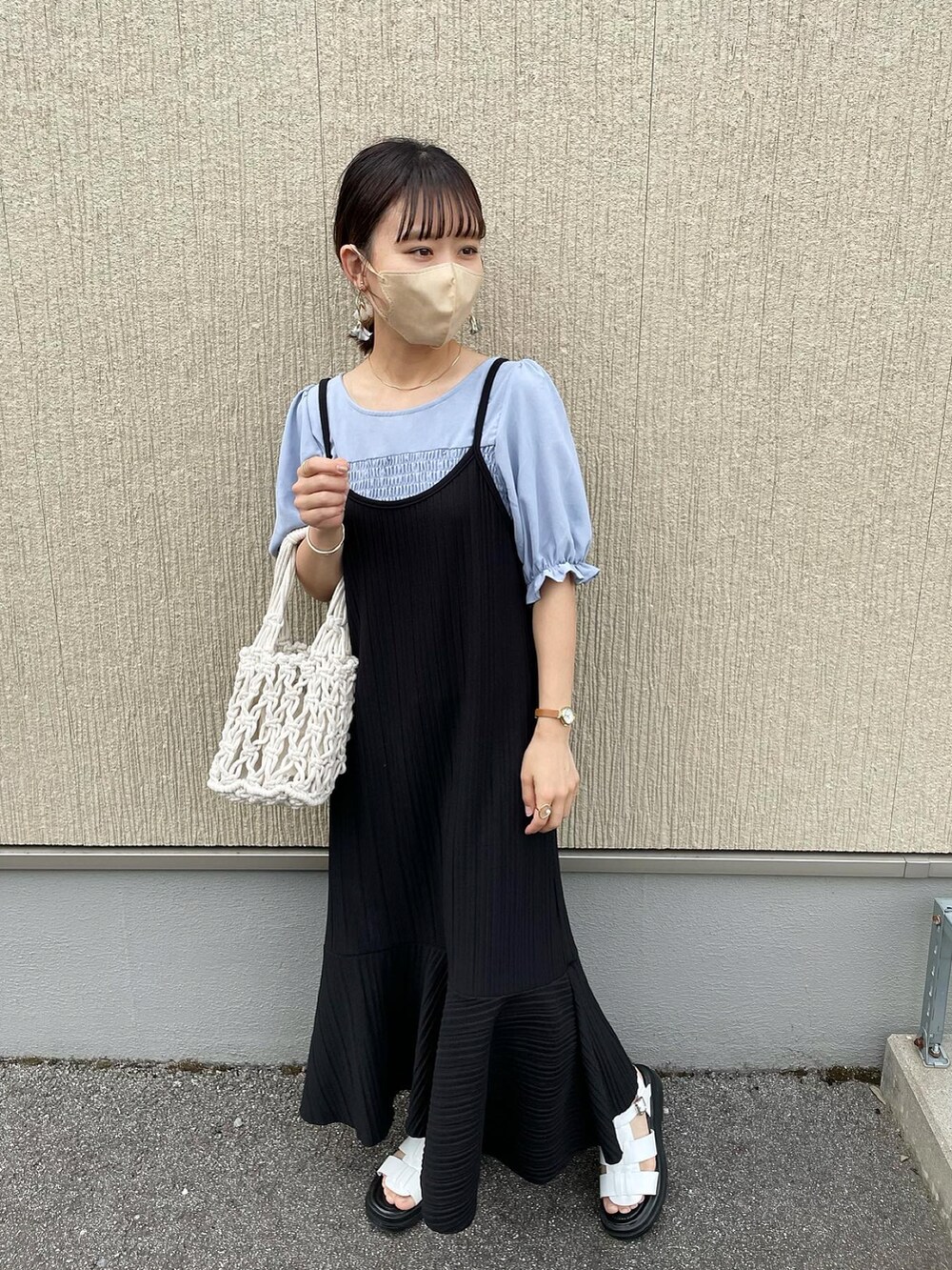 ブルー系のシャツ/ブラウス、ブラック系のワンピース、ゴールド系のネックレスを着用したレディースの夏コーディネートの4枚目の写真