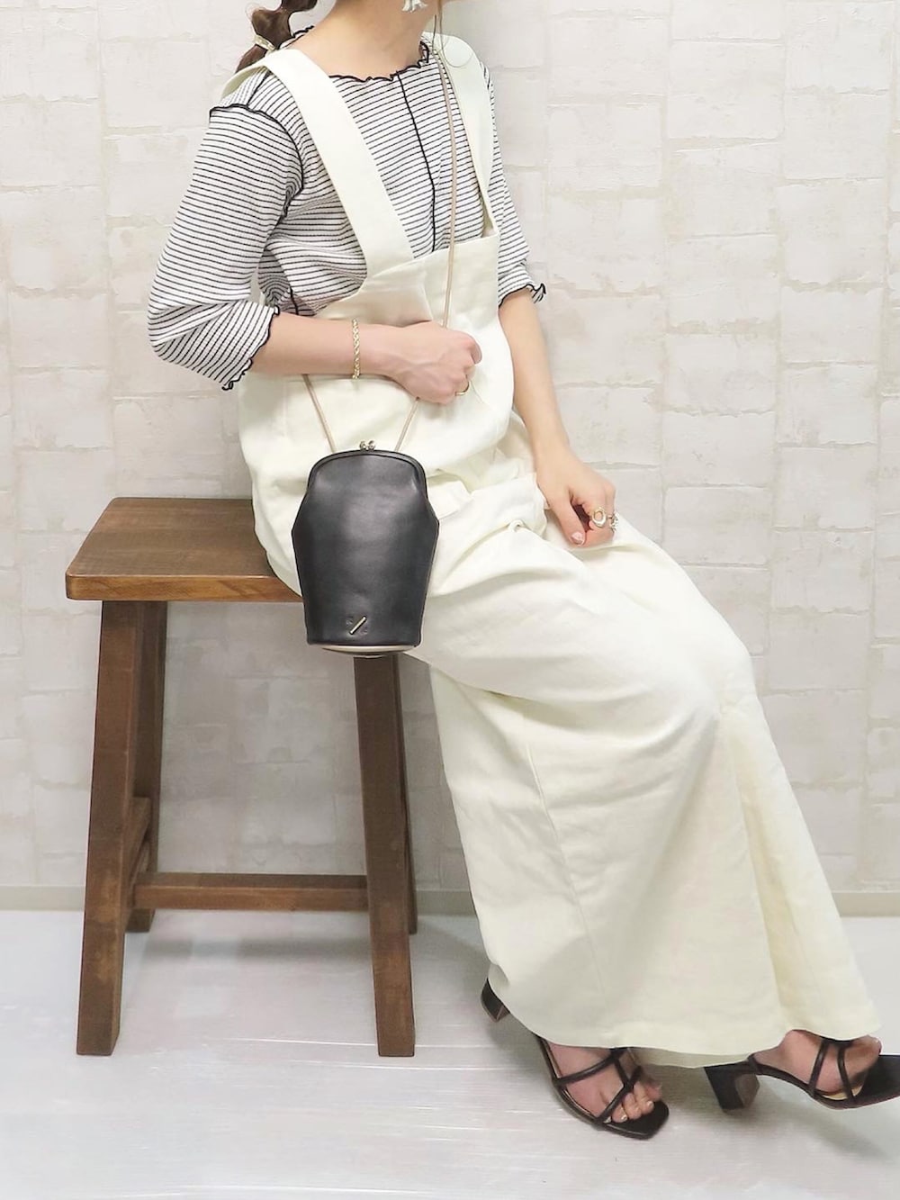 ホワイト系のサロペット/オーバーオール、ホワイト系のTシャツ/カットソー、ブラック系のショルダーバッグを着用したレディースの春コーディネートの3枚目の写真