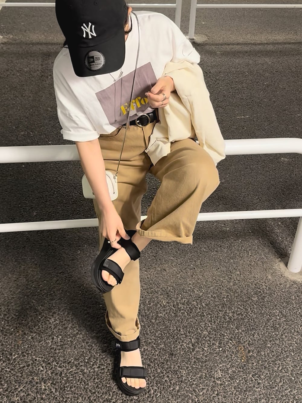 ホワイト系のシャツ/ブラウス、ホワイト系のTシャツ/カットソー、ベージュ系のその他パンツを着用したレディースの春コーディネートの4枚目の写真