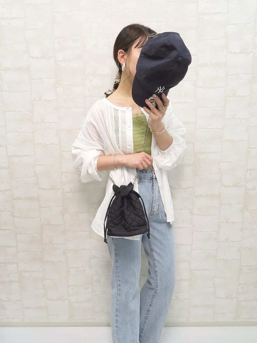 ホワイト系のシャツ/ブラウス、グリーン系のTシャツ/カットソー、ブラック系のショルダーバッグを着用したレディースの夏コーディネートの2枚目の写真