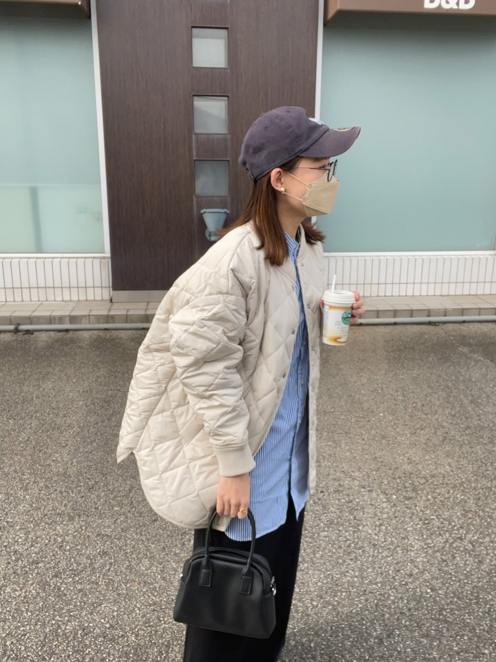 ホワイト系のブルゾン、ブルー系のシャツ/ブラウス、ブラック系のスカートを着用したレディースの冬コーディネートの4枚目の写真