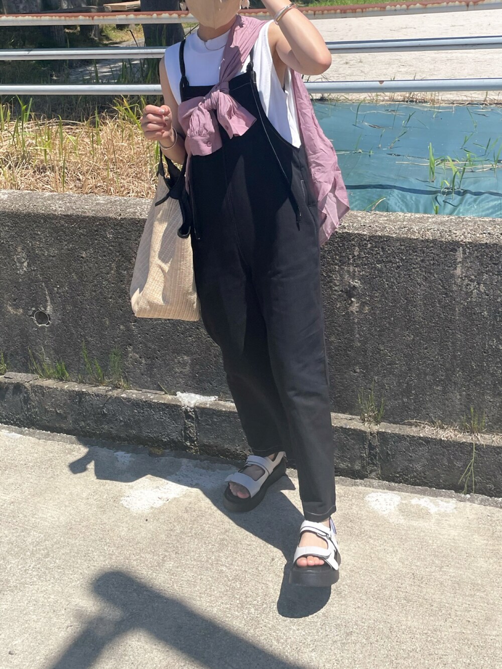 ブラック系のつなぎ/オールインワン、ピンク系のシャツ/ブラウス、ホワイト系のトップスを着用したレディースの夏コーディネートの3枚目の写真