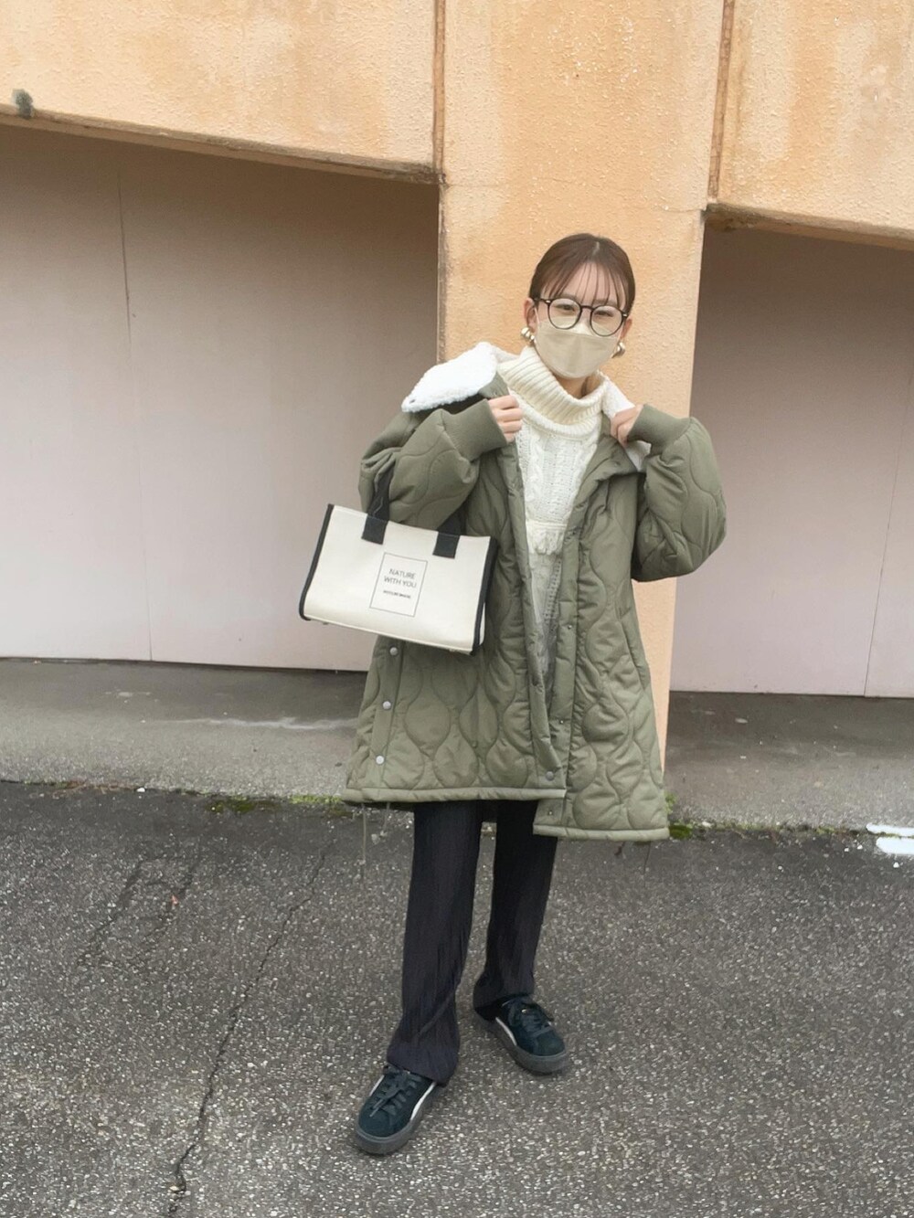 グリーン系のジャケット/アウター、ホワイト系のニット/セーター、ホワイト系のバッグを着用したレディースの冬コーディネートの4枚目の写真