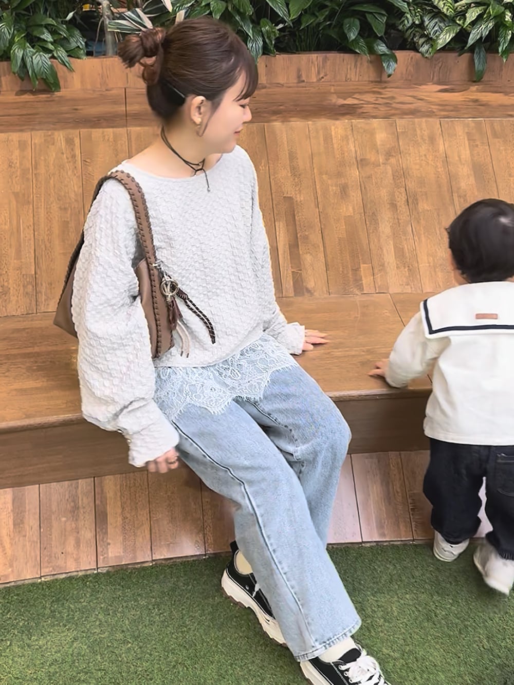 ベージュ系のTシャツ/カットソー、ホワイト系のキャミソール、その他のデニムパンツを着用したレディースの夏コーディネートの2枚目の写真