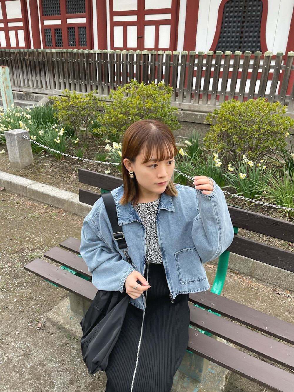 ブラック系のシャツ/ブラウス、ブルー系のデニムジャケット、ブラック系のスカートを着用したレディースの春コーディネートの5枚目の写真