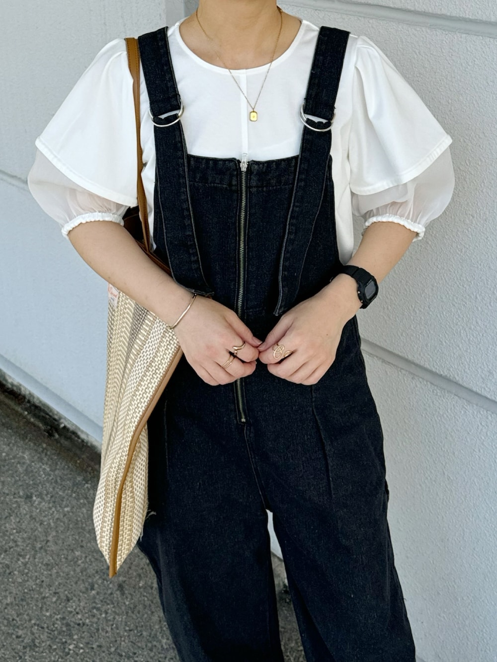 ホワイト系のシャツ/ブラウス、ブラック系のオールインワン・サロペット、ベージュ系のトートバッグを着用したレディースの夏コーディネートの5枚目の写真