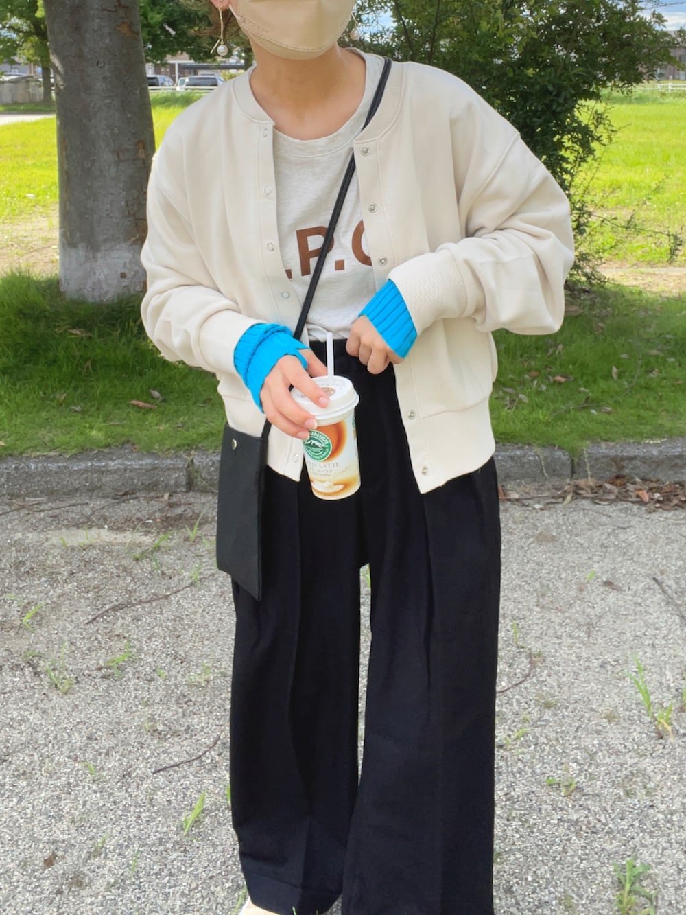 ホワイト系のカーディガン/ボレロ、ブラック系のパンツ、ホワイト系のTシャツ/カットソーを着用したレディースの秋コーディネートの4枚目の写真