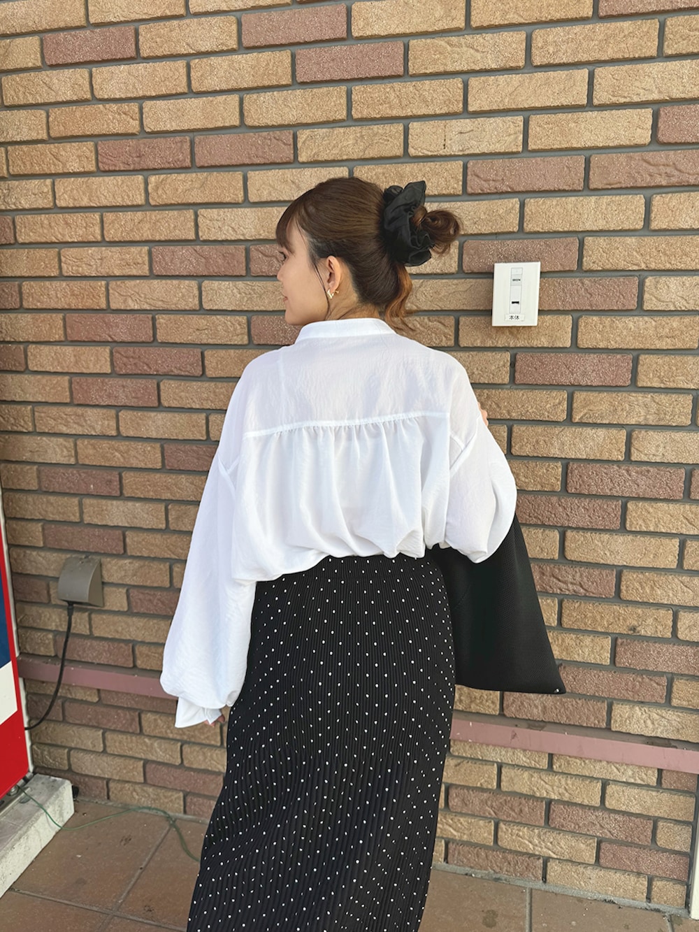 ホワイト系のシャツ/ブラウス、ブラック系のサンダル、その他のスカートを着用したレディースの春コーディネートの3枚目の写真