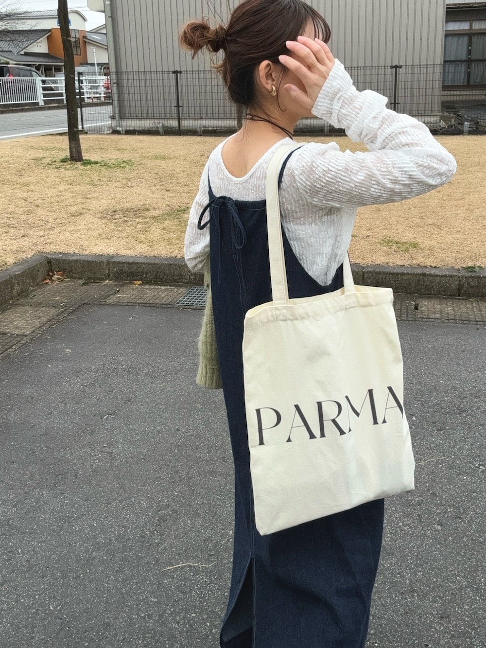 ブルー系のワンピース、グリーン系のカーディガン/ボレロ、ホワイト系のTシャツ/カットソーを着用したレディースの春コーディネートの4枚目の写真