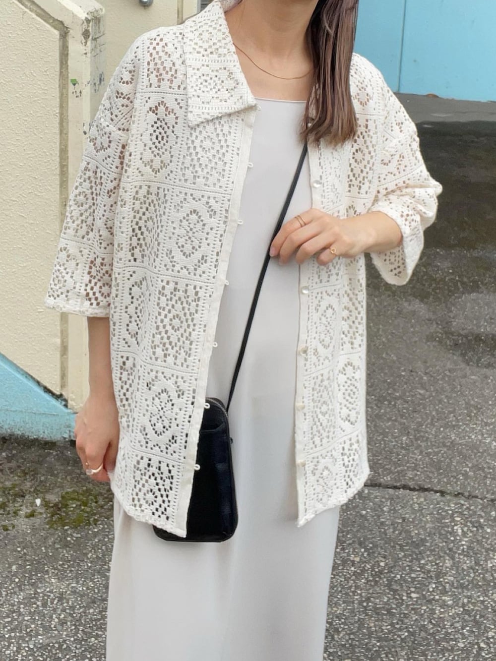 ホワイト系のシャツ/ブラウス、ホワイト系のワンピース、ブラック系のショルダーバッグを着用したレディースの夏コーディネートの5枚目の写真