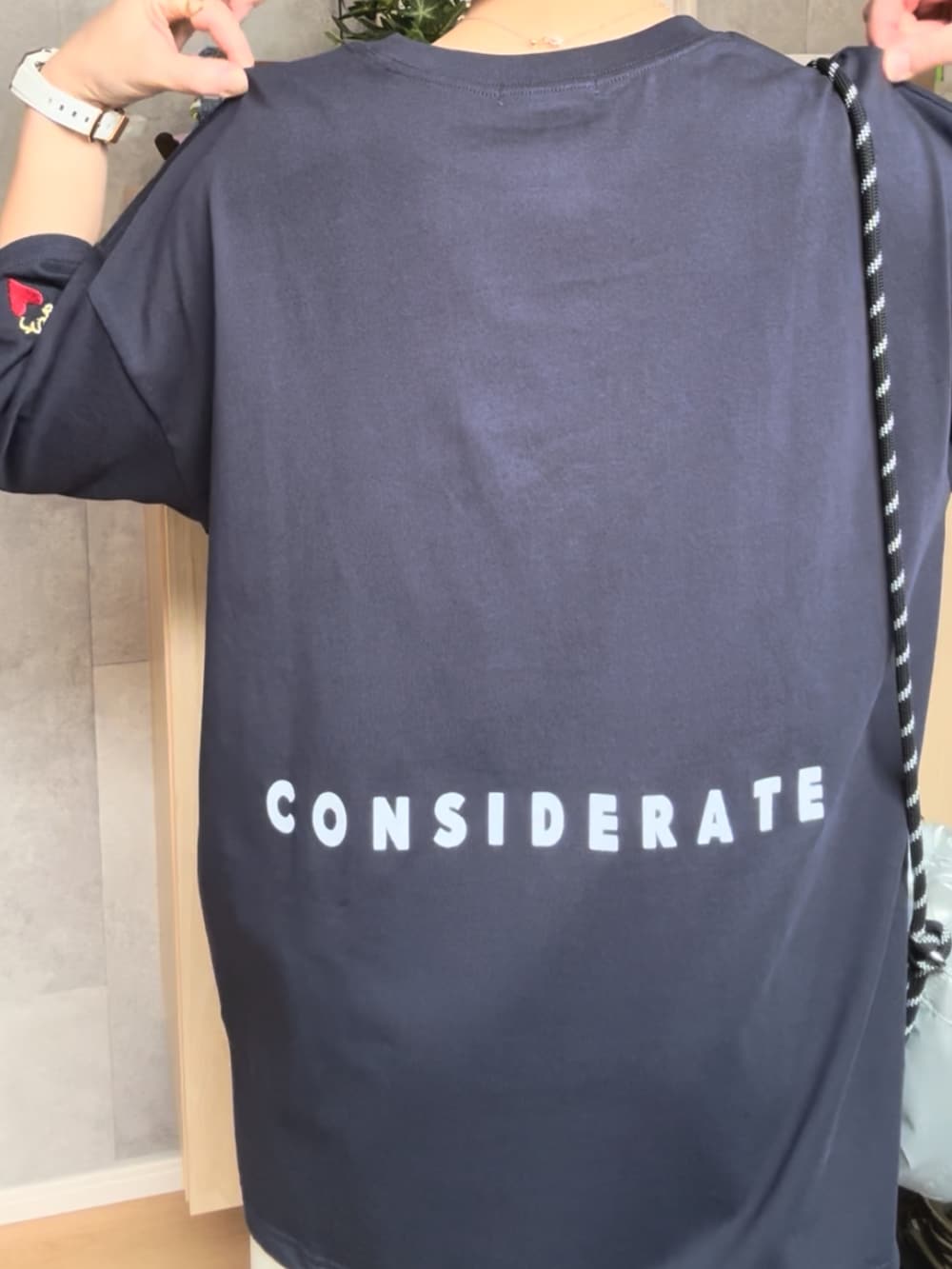 ブルー系のTシャツ/カットソー、ブルー系のデニムパンツ、シルバー系のショルダーバッグを着用したレディースの夏コーディネートの3枚目の写真