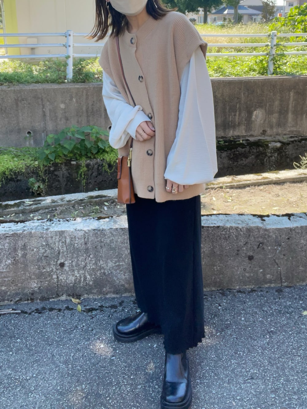 ベージュ系のカーディガン/ボレロ、ホワイト系のシャツ/ブラウス、ブラック系のワンピースを着用したレディースの秋コーディネートの4枚目の写真