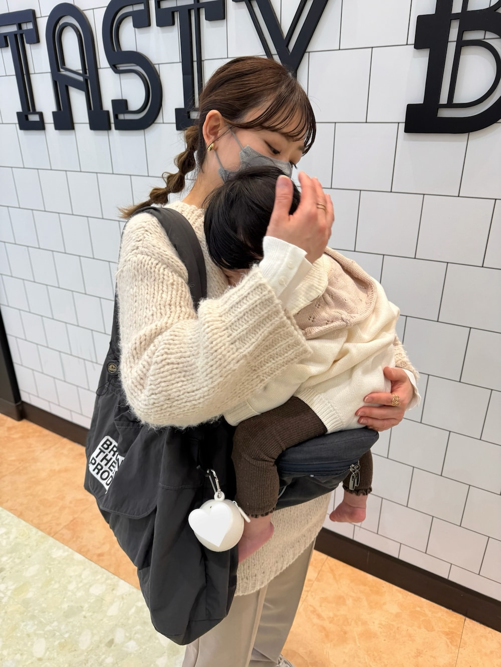 「春めき満開コーデ、ショルダーバッグ、ニット、ワントーンコーデ、淡色コーデ、大人ファッション、韓国ファッション、プチプラ、スニーカー、ママファッション、お出かけコーデ、休日スタイル、レディースファッション、ゆるシルエット、パンツスタイル」｜「GRLのアイテム（ニット/セーター、ホワイト系）」を使った、chicchimoさん（レディース・152cm）の春コーディネートの2枚目の写真