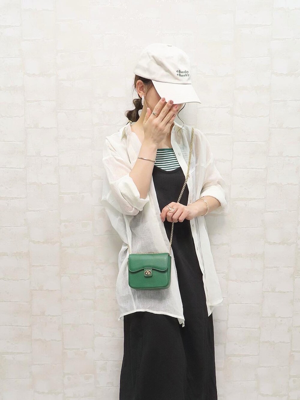 ホワイト系のシャツ/ブラウス、グリーン系のキャミソール、ブラック系のセットアップを着用したレディースの夏コーディネートの2枚目の写真