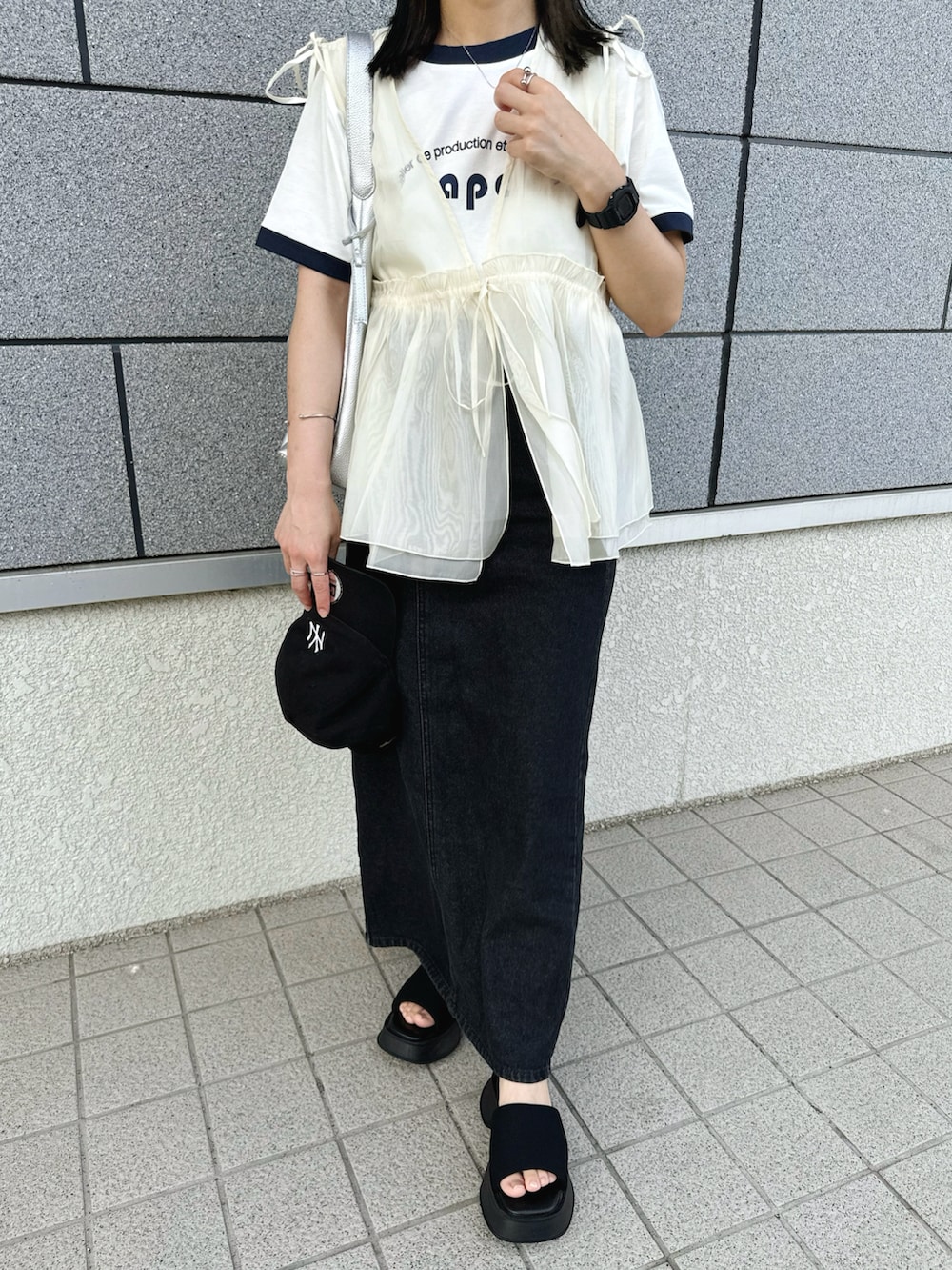 「ロゴT、ラグランTシャツ、シアートップス、ビスチェ、ベスト、レイヤードスタイル、デニム、韓国ファッション、テーマパークコーデ、夏コーデ、Tシャツコーデ、お出かけコーデ、休日スタイル、プチプラ、キャップ」｜「CENEの【CENE】セネ/リーフスライドチェーンネックレス（ネックレス、シルバー系）」を使った、chicchimoさん（骨格ナチュラル・レディース・152cm）の夏コーディネートの3枚目の写真