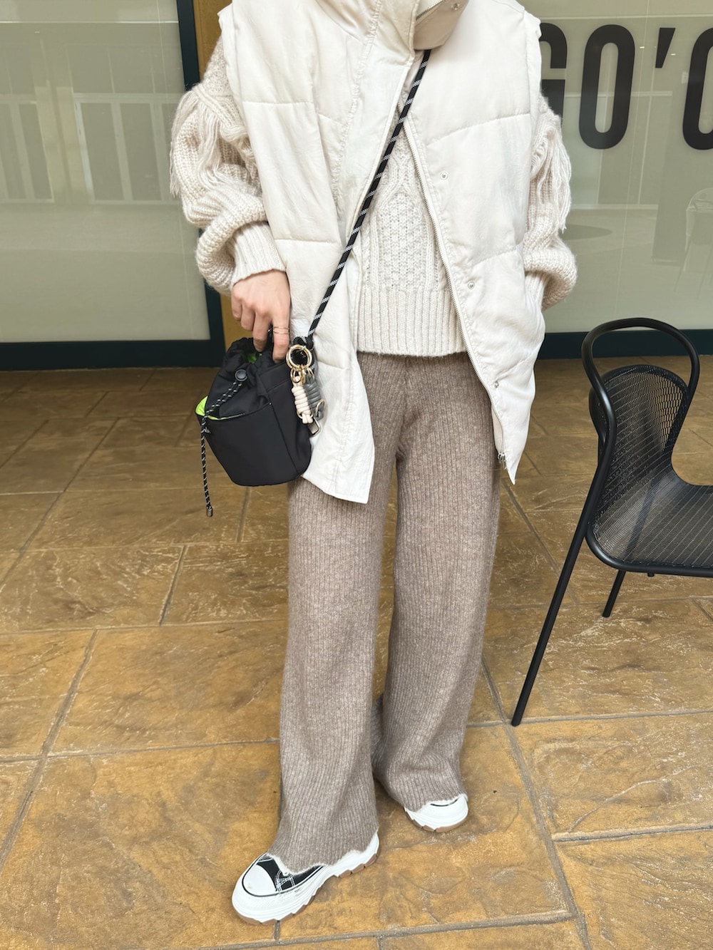 ホワイト系のダウンジャケット/コート、ブラウン系のその他パンツ、ホワイト系のニット/セーターを着用したレディースの秋コーディネートの4枚目の写真