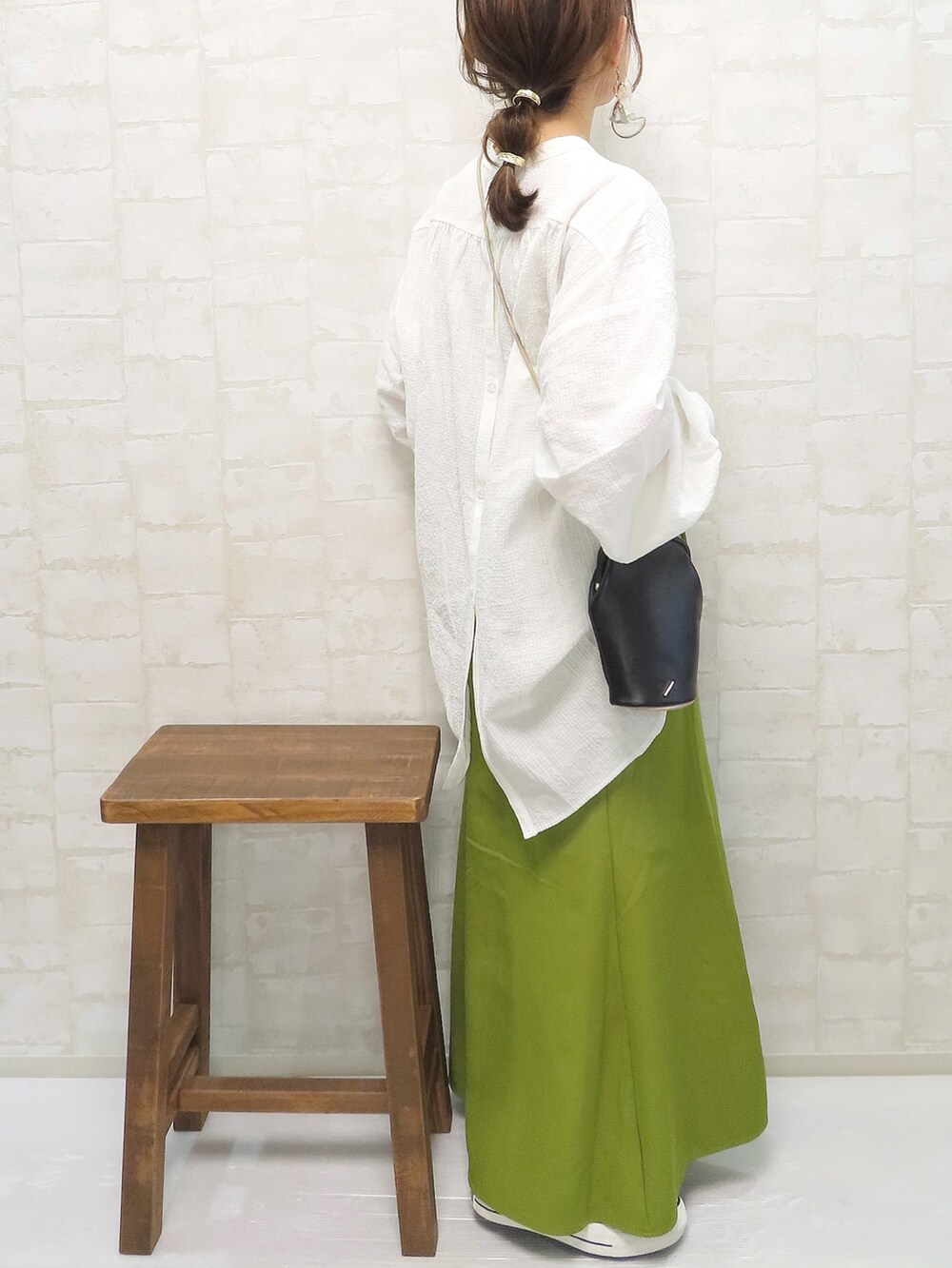 ホワイト系のシャツ/ブラウス、グリーン系のスカート、ブラック系のショルダーバッグを着用したレディースの春コーディネートの3枚目の写真