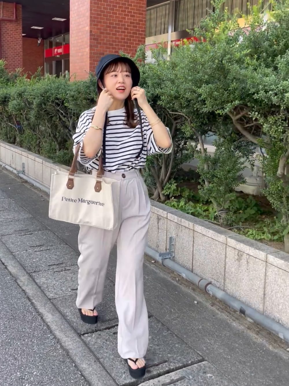 ホワイト系のTシャツ/カットソー、ホワイト系のその他パンツ、ホワイト系のトートバッグを着用したレディースの夏コーディネートの4枚目の写真