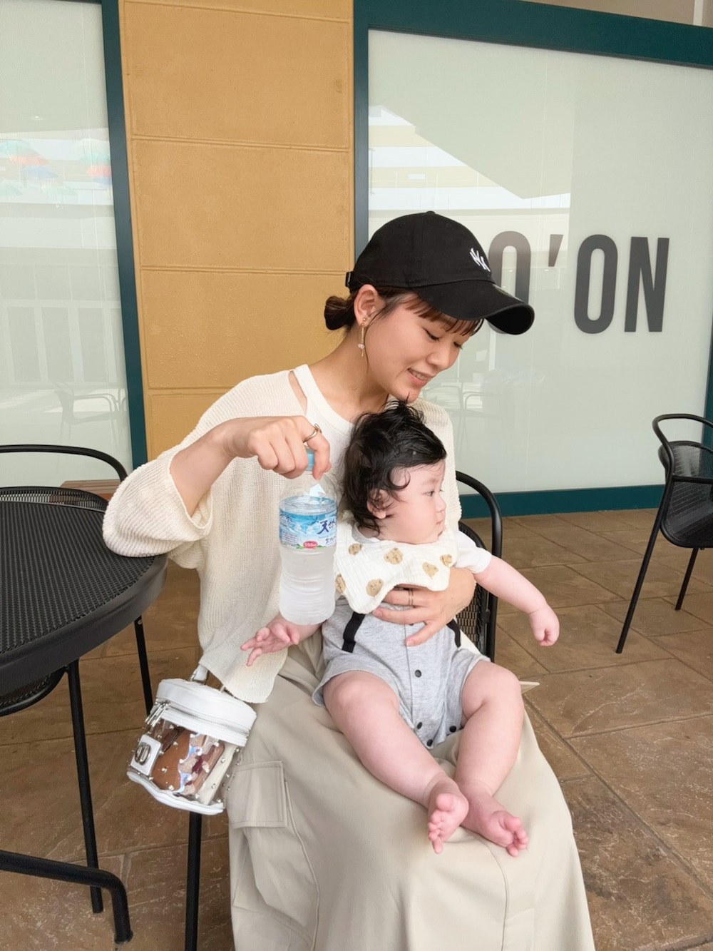 ホワイト系のカーディガン/ボレロ、ホワイト系のタンクトップ、ベージュ系のワンピース/ドレスを着用したレディースの夏コーディネートの2枚目の写真