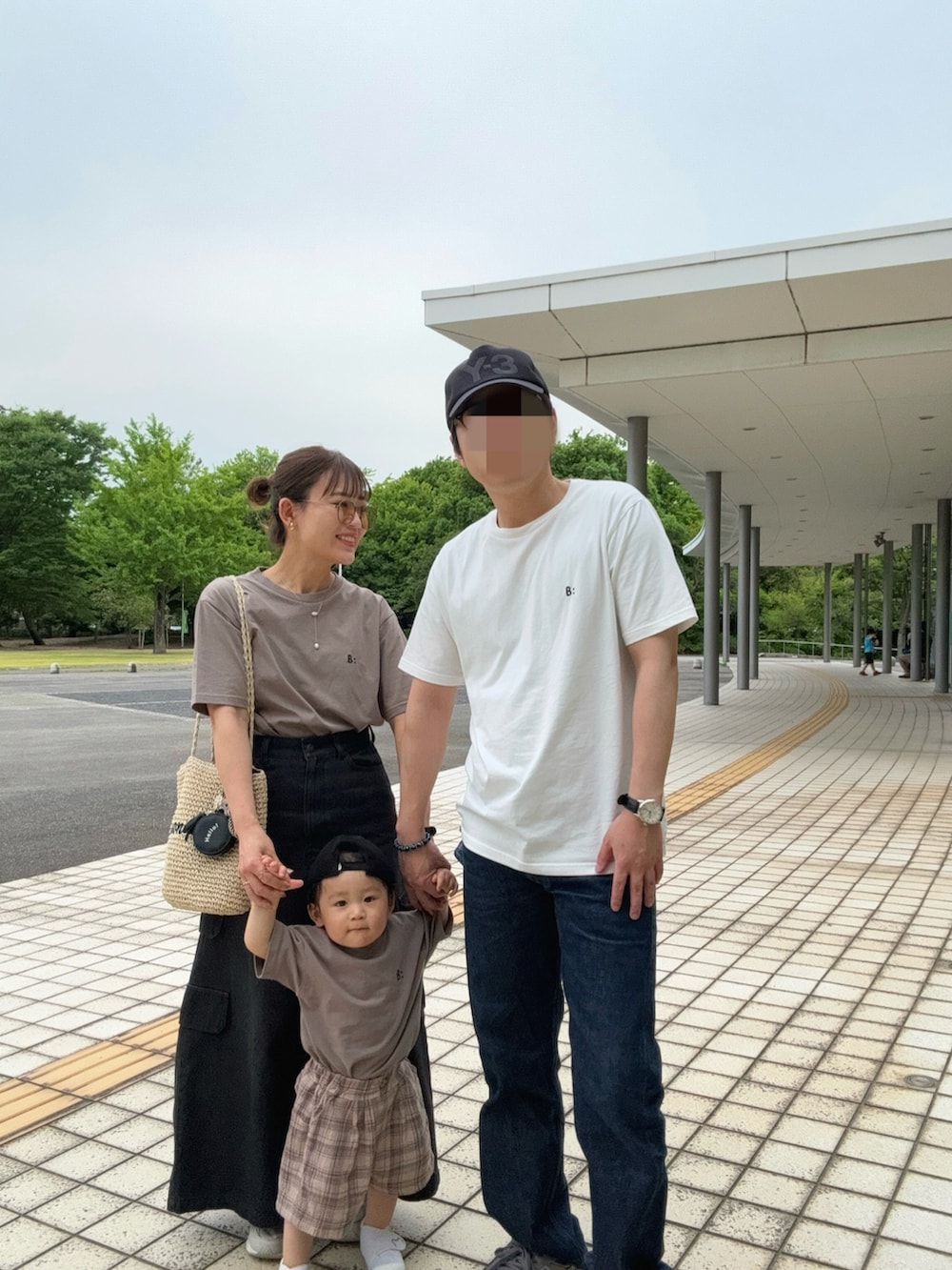 ブラウン系のTシャツ/カットソー、ホワイト系のTシャツ/カットソー、ブラウン系のTシャツ/カットソーを着用したレディースの夏コーディネートの3枚目の写真