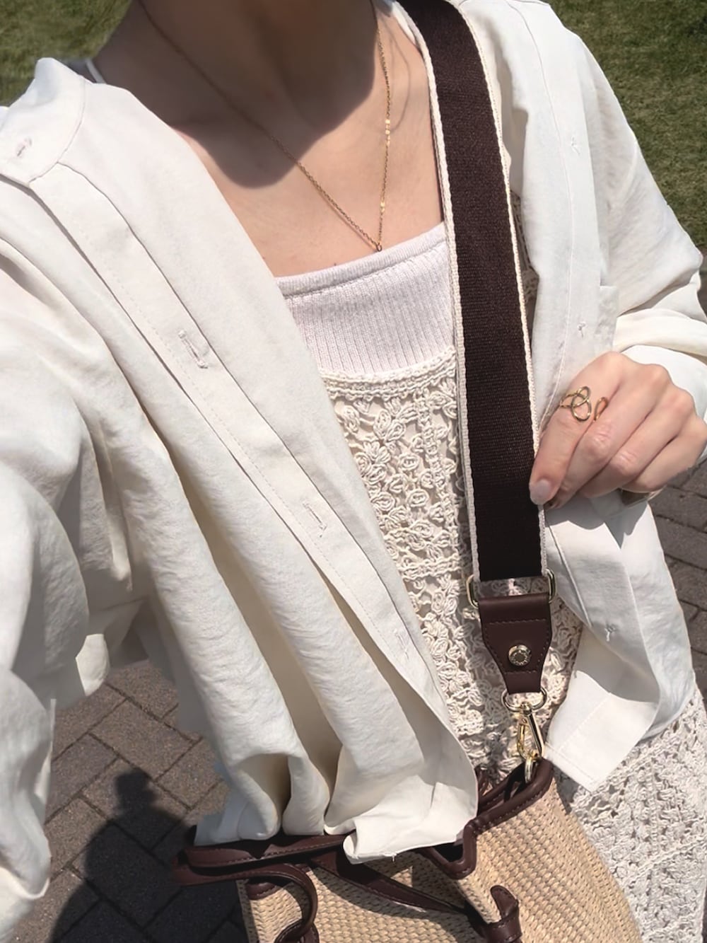 ホワイト系のワンピース、ホワイト系のシャツ/ブラウス、ブラウン系のトートバッグを着用したレディースの夏コーディネートの2枚目の写真